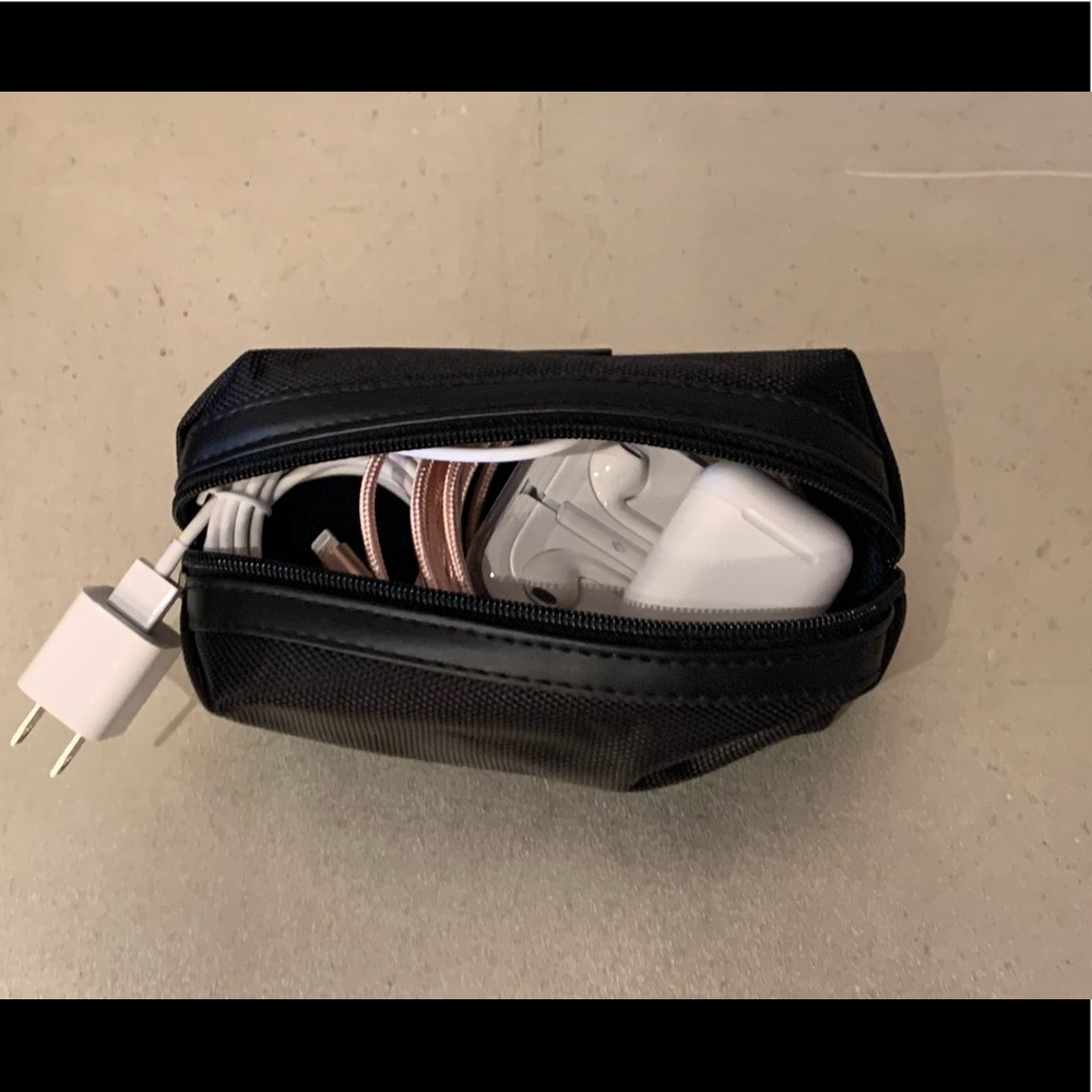 Tumi travel toiletry / cordkeeper bag - Picture 2 of 5